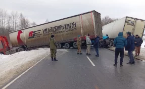 В Кузбассе ограничили движение на трассе Р-255 из-за ДТП с фурами