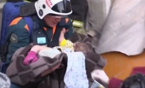 Спасённого из-под завалов в Магнитогорске малыша перевели в обычную палату