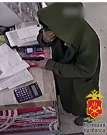 Кузбассовец в зелёном плаще и с пистолетом напал на магазин