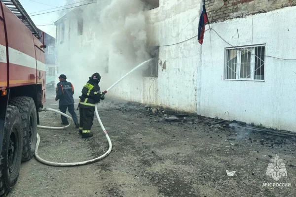 Огонь на кровле административного здания в Дагестане охватил 1800 «квадратов»