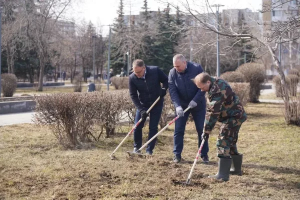 Губернатор Кузбасса Середюк показал, как приводит в порядок сквер Жукова в Новокузнецке