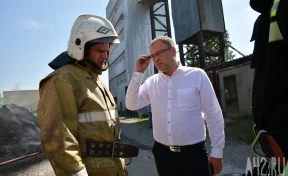 Тушением крупного пожара в Кемерове занимались почти 40 человек