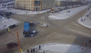 Фото: Момент ДТП с автобусом в центре Кемерова попал на видео 1