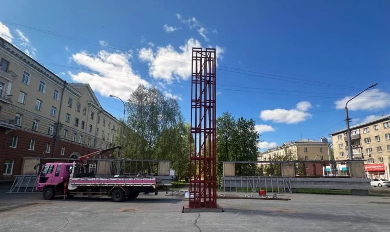 Фото: В Кемерове демонтировали Доску почёта в центре Кировского района 2