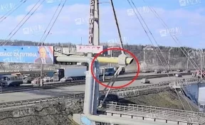 Массовое ДТП: в Кемерове на Кузнецком мосту «паровозиком» столкнулись грузовик, автобус и две иномарки