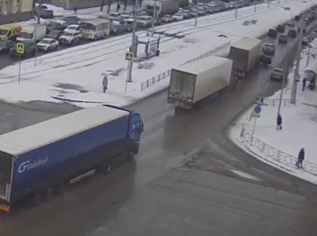 Фото: Момент ДТП с фурой 26 марта в Кемерове попал на видео 1