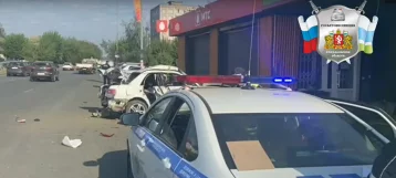 Фото: На Урале пьяный водитель иномарки врезался в остановку. Есть пострадавшие  1