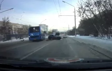 Фото: В Кемерове последствия ДТП на Октябрьском проспекте сняли на видео 1