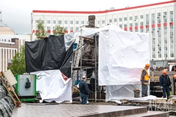 Фото: В Кемерове начали устанавливать памятник Александру Третьему 1