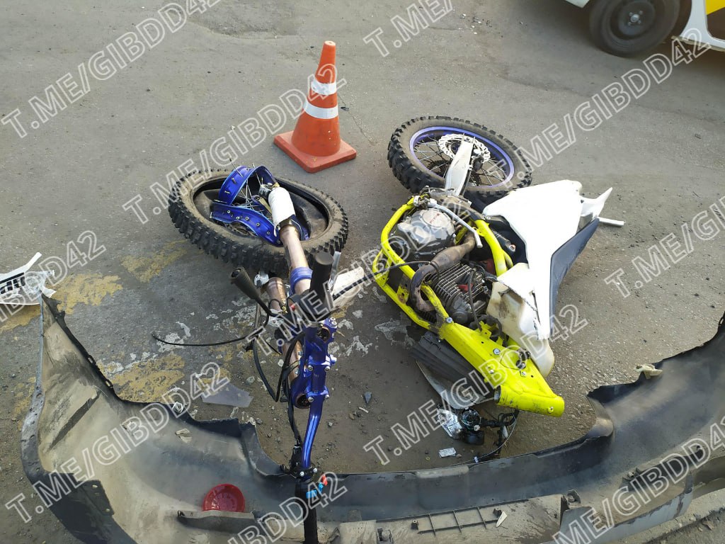 В Кузбассе пассажирке мотоцикла понадобилась медпомощь после ДТП