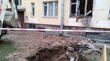 Фото: В Петербурге кипяток из трубы выбил окна в доме: погибла женщина 1