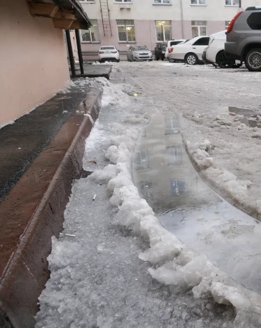 Кемеровчанка пожаловалась на затопление двора из повреждённой газовщиками трубы