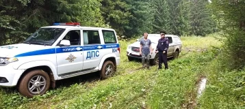 Фото: В Кузбассе сотрудники ГИБДД помогли застрявшему в лесу водителю 1