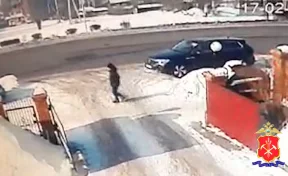 В Кузбассе объявили в розыск мужчину, укравшего телефон у женщины на улице