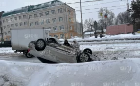 В Кемерове на проспекте Шахтёров перевернулся автомобиль