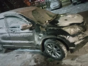 Фото: В Новокузнецке мужчина поджёг чужой автомобиль и сам пострадал от огня 1
