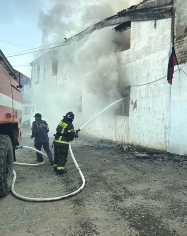 Огонь на кровле административного здания в Дагестане охватил 1800 «квадратов»