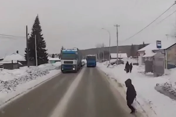 В Кемерове водитель грузовика сбил 15-летнюю девочку на пешеходном переходе