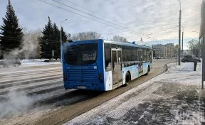 В Новокузнецке у автобуса отлетело колесо и сбило дворника: момент попал на видео