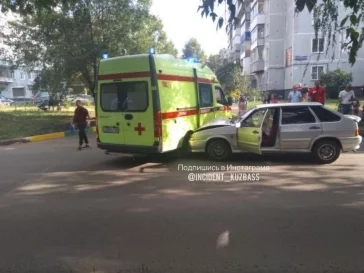 Фото: В Новокузнецке столкнулись ВАЗ и автомобиль скорой помощи 3