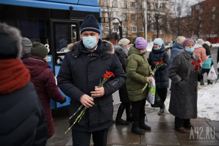Фото: Годовщина трагедии в «Зимней вишне»: люди несут к мемориалу цветы и игрушки 22