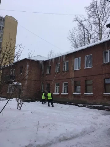 Фото: В Кемерове от снега и сосулек очистили 5  300 крыш и козырьков 1