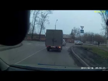 Фото: В Кемерове водитель грузовика обогнал попутные машины на ж/д переезде: видео попало в «Мобильный патруль» 1