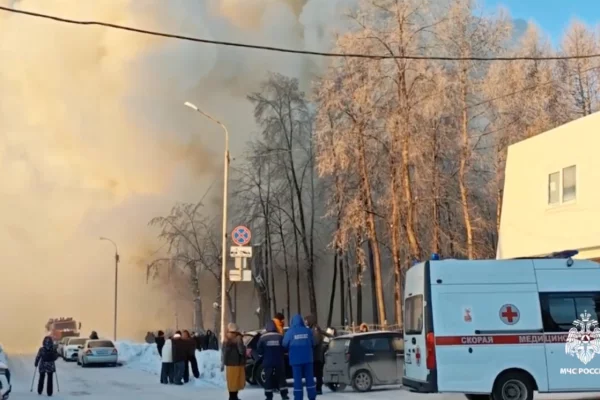 В Новосибирске горит педагогический колледж, людей эвакуировали