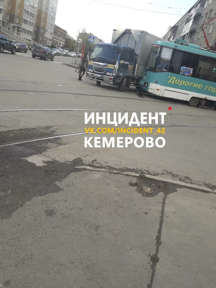 Фото: Возле КузТАГиС столкнулись грузовик и трамвай 2