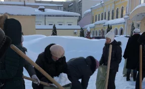 В Саратове учителей заставили собирать снег в мешки на морозе
