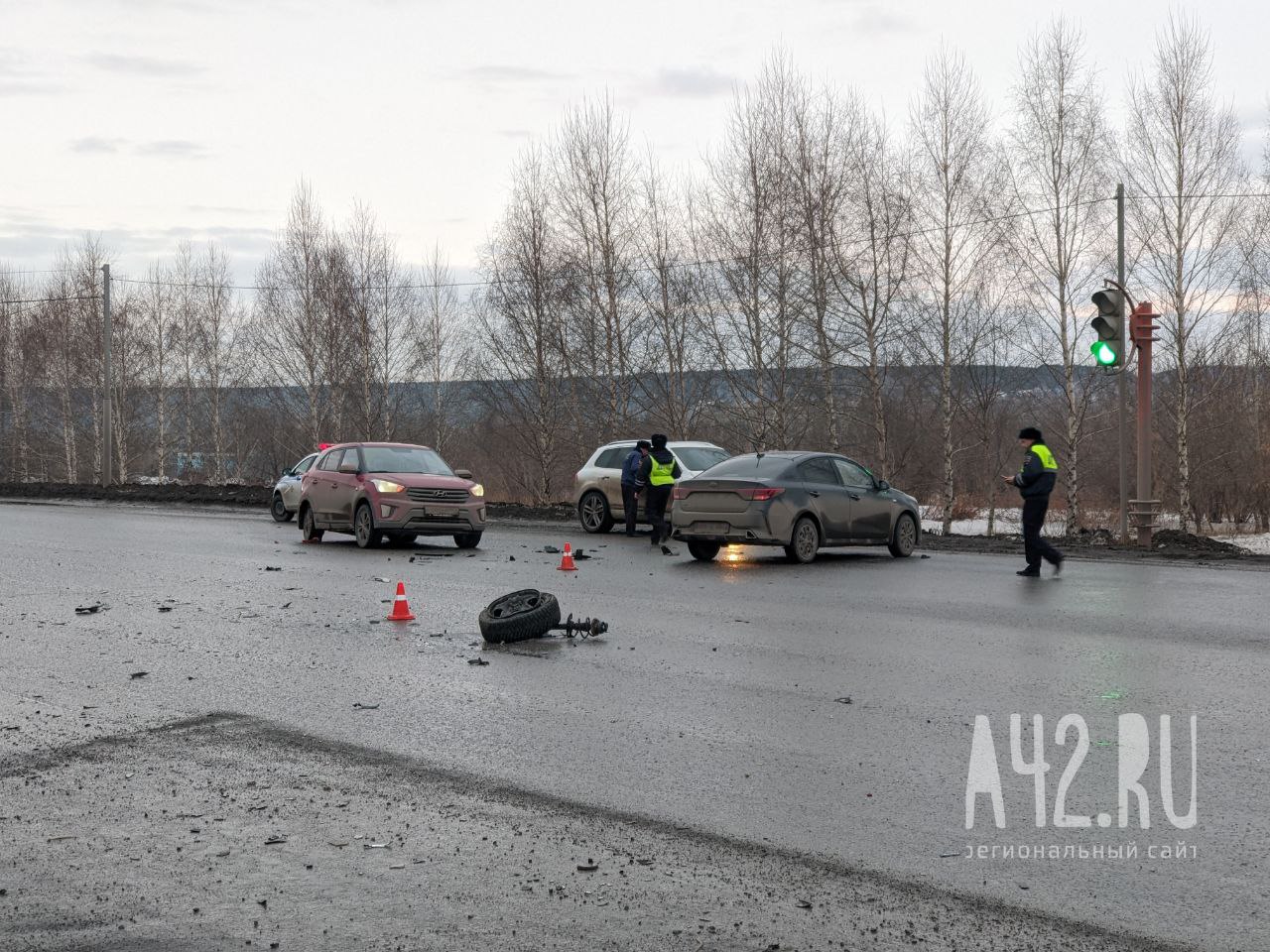 Опубликованы фото с места ДТП в Кемерове, в результате которого у автомобиля отлетело колесо