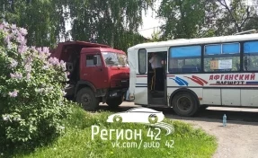 В Кемерове КамАЗ врезался в маршрутку