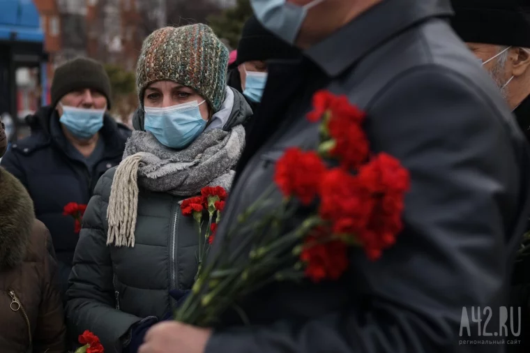 Фото: Годовщина трагедии в «Зимней вишне»: люди несут к мемориалу цветы и игрушки 24