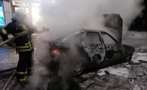 Отечественное авто полностью сгорело ночью в Кузбассе: пожар попал на видео