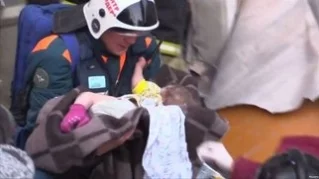 Фото: Спасённого из-под завалов в Магнитогорске малыша перевели в обычную палату 1