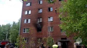 Фото: Один человек погиб и два пострадали на пожаре в многоквартирном доме Новокузнецка 1