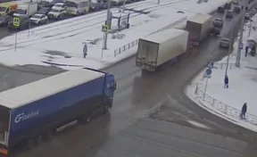 Момент ДТП с фурой 26 марта в Кемерове попал на видео