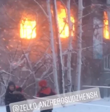 Фото: В Кузбассе загорелось заброшенное здание шахты «Физкультурник» 1