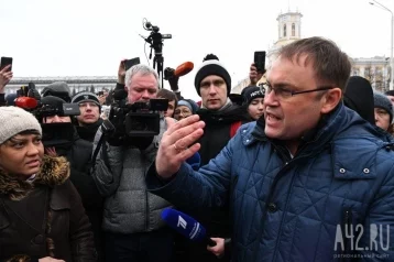 Фото: Сотни митингующих кемеровчан вышли к администрации после трагедии в «Зимней вишне» 1