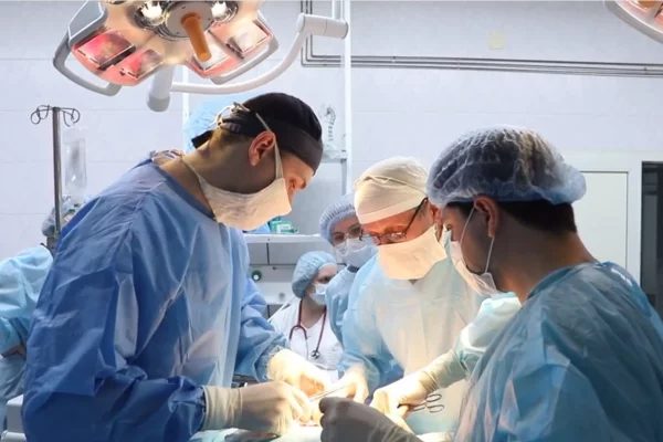 Кузбасские врачи удалили грыжу ребёнку, полученную после велопрогулки