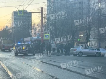 Фото:  В Кемерове на проспекте Ленина столкнулись две иномарки, на месте работает ГИБДД  1