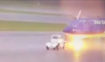 Фото: В США в сотрудника аэропорта ударила молния во время работы 1