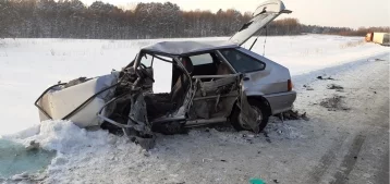 Фото: В Кузбассе ВАЗ столкнулся с фурой и внедорожником: есть погибшие 1