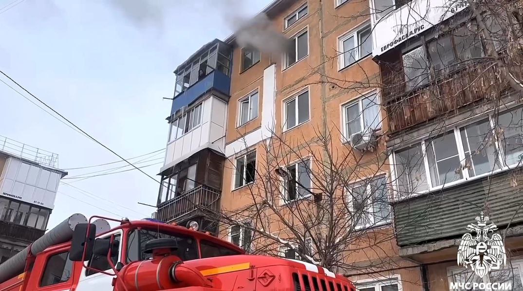 13 человек спасли пожарные из горящей пятиэтажки в Кемерове