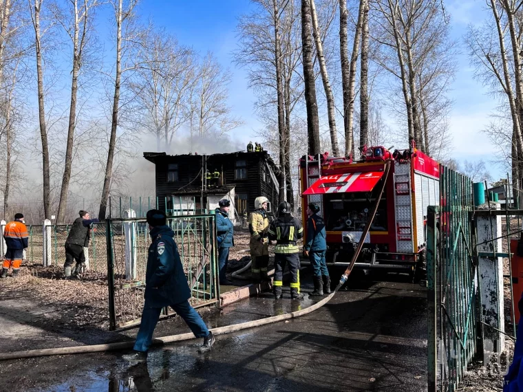 Фото: В Кемерове загорелся бывший корпус тубдиспансера: фото с места происшествия 7