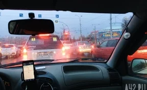 Авария вызвала затор на Логовом шоссе в Кемерове