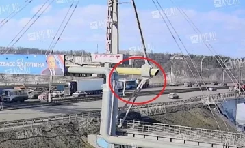 Фото: Массовое ДТП: в Кемерове на Кузнецком мосту «паровозиком» столкнулись грузовик, автобус и две иномарки 1