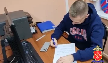 Фото: В Кемерове из машины на ходу запускали фейерверки: полиция нашла водителя 1