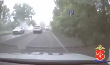 Фото: В Кемерове на Южном инспекторы ГАИ потушили загоревшийся автомобиль 1