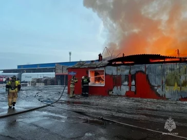 Фото: В Абакане вспыхнул склад на площади 1500 квадратных метров 2